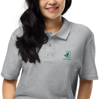 Femme souriante portant un polo gris avec un logo vert.