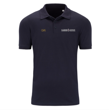 Polo noir avec logo sur la poitrine et le col.