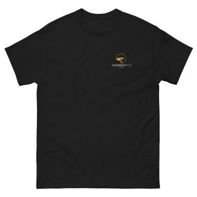 T-shirt noir avec un logo en jaune sur la poitrine.