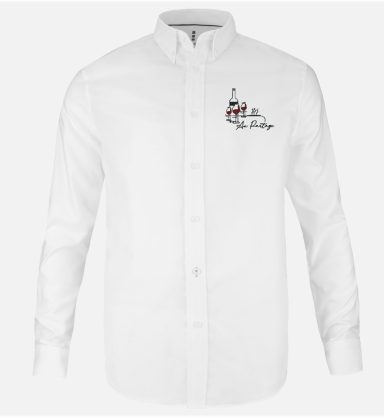 Chemise blanche à manches longues avec broderie colorée sur la poitrine.