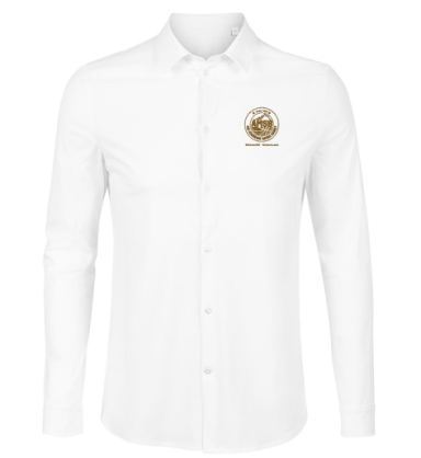 Chemise blanche à manches longues avec un logo doré sur la poitrine.