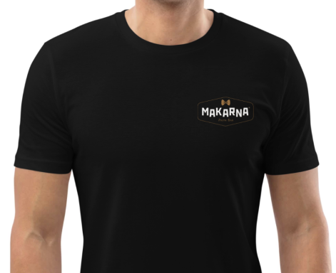 T-shirt noir avec le logo "Makaria" sur la poitrine.