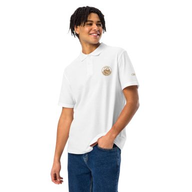 Un homme souriant portant un polo blanc avec un logo sur la poitrine.