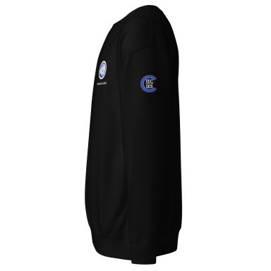 Sweatshirt noir avec logo sur la poitrine et sur la manche.